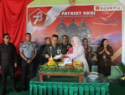 Pemotongan Nasi Tumpeng Warnai Acara Syukuran HUT Ke 78 TNI 