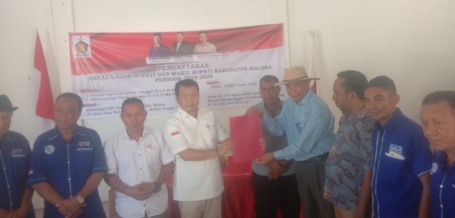 Emanuel Wempy Menyerahkan Berkas Pencalonan Wakil Bupati Malaka kepada Ketua DPC Partai Gerindra Malaka.11/05/2024