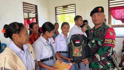 Apresiasi Kepada Siswa Berprestasi, Satgas Yonkav 6/Naga Karimata Berikan Tas Untuk Siswa di Perbatasan 