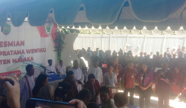 Bupati Malaka Dr Simon Nahak SH.,MH saat menandatangani Prasasti RS Pratama Wewiku.13/6/2024