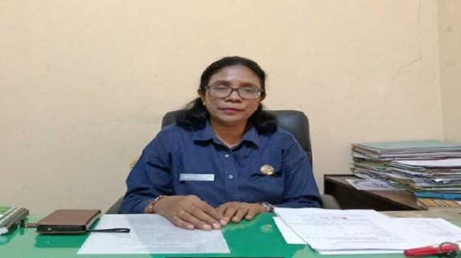 Kadis Dukcapil Malaka Emirentiana Bere SH.,MH di ruang kerjanya,(dok Nofry Lak/PK)