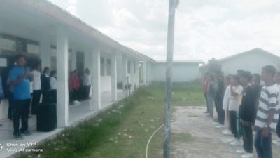 Kepala sekolah SMK Negeri Badarai Yohanes Seran Saat menutup kegiatan MPLS di halaman sekolah.(17/07/2024) isth