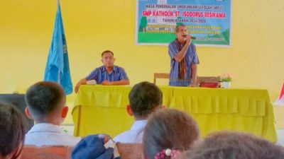 Ketua Komite SMPK St Isodorus Besikama Charolus Kallau saat memberikan materi MPLS kepada peserta didik baru.isth