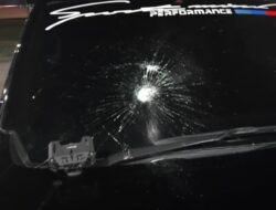 Aksi Premanisme Pelemparan Batu Ke Mobil Hilux Diduga Pendukung Satgas SN-FBN,Begini Kronologinya