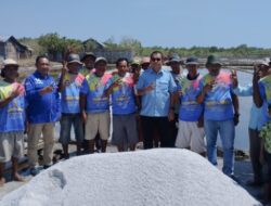 Petani Garam di Reo,Melki Laka Lena Siap Bantu Cek Kadar dan Kualitas di Balai POM