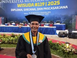Seuntai Doa di Balik Sayap Pesawat, Jejak Sunyi Perjalanan Guru Thomas Swalar Raih Magister