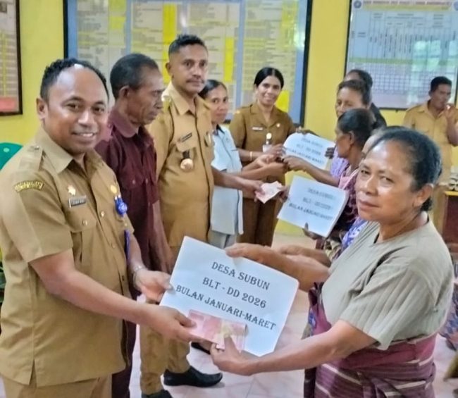 Plh Camat Insana Barat saat Ireneus Abi menyerahkan uang BLT pada warga Desa Subun.